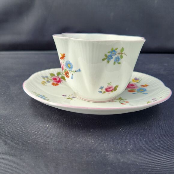 Rose & Red Daisy Pattern Tea Cup Dainty Shelley Bone China Spring Flowers June - Picture 2 of 8